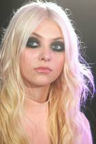 Taylor Momsen : taylor_momsen_1308570514.jpg