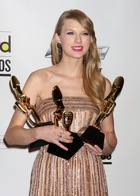 More kudos for Taylor Swift at country music awards