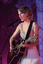 Taylor Swift : taylor-swift-1395919005.jpg