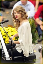 Taylor Swift : taylor_swift_1288200659.jpg