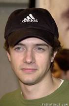 Topher Grace : TI4U_u1136874549.jpg