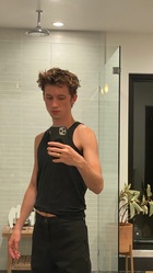 Troye Sivan : troye-sivan-1637037721.jpg