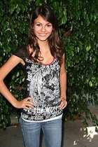 Victoria Justice : victoria_justice_1221837672.jpg