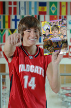 Zac Efron : TI4U_u1140746555.jpg