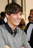 Zac Efron : TI4U_u1156100646.jpg