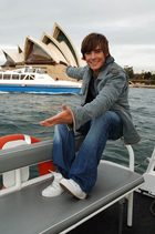 Zac Efron : TI4U_u1158614493.jpg