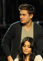 Zac Efron : TI4U_u1264332182.jpg