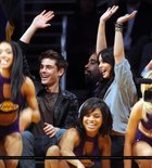 Zac Efron : TI4U_u1265426893.jpg