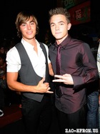 Zac Efron : TI4U_u1266268600.jpg