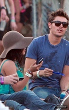 Zac Efron : TI4U_u1271755960.jpg