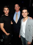 Zac Efron : TI4U_u1281571307.jpg