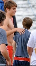 Zac Efron : TI4U_u1287686408.jpg