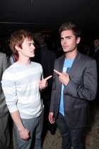 Zac Efron : TI4U_u1302801762.jpg