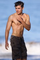 Zac Efron : zac-efron-1317060429.jpg