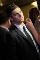 Zac Efron : zac-efron-1347720410.jpg