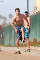 Zac Efron : zac-efron-1358105141.jpg