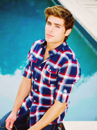 Zac Efron : zac-efron-1378659988.jpg