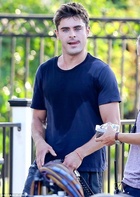 Zac Efron : zac-efron-1408635554.jpg