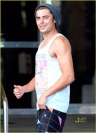 Zac Efron : zac-efron-1425421801.jpg