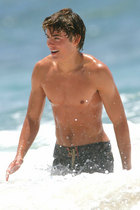 Zac Efron : zac_efron_1221261367.jpg