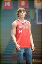 Zac Efron : zac_efron_1223988734.jpg