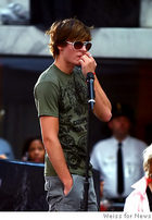 Zac Efron : zac_efron_1238353563.jpg