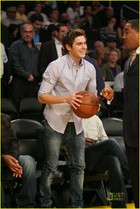 Zac Efron : zac_efron_1258159685.jpg