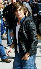 Zac Efron : zac_efron_1265138765.jpg