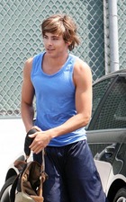 Zac Efron : zac_efron_1268579380.jpg