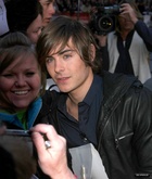 Zac Efron : zac_efron_1272240540.jpg