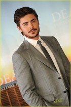 Zac Efron : zac_efron_1284240238.jpg