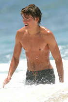 Zac Efron : zac_efron_1285187224.jpg