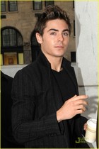 Zac Efron : zac_efron_1294334124.jpg