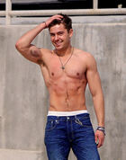 Zac Efron : zac_efron_1300386608.jpg